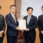 防災庁に関する要望書を渡す三日月大造・関西広域連合長（左から２番目）ら＝東京都千代田区