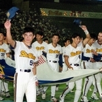 本拠地でがい旋パレードするイチロー（手前中央）らオリックスナイン＝１９９５年９月２６日、グリーンスタジアム神戸