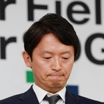 元県議の死亡などについて問われ、うつむく斎藤元彦知事＝２２日午後、神戸市中央区、兵庫県庁（撮影・笠原次郎）
