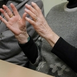 旧優生保護法に基づく人工妊娠中絶手術の被害を受け、一時金支給の申請後に会見した夫婦＝２２日午後、兵庫県庁