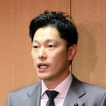ＭＢＳの報道内容を否定する奥谷謙一委員長＝２３日午前、神戸市中央区、兵庫県議会