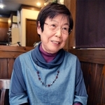 父米花豊さんの写真を前に、３０年前を振り返る多田香葉子さん＝姫路市飾磨区