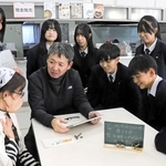 食堂の限定メニューについて話し合う姫路飾西高の生徒とアールシー食品の南裕文社長（前列左から２人目）ら＝姫路市飾西