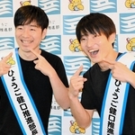 「ひょうご健口推進部長」に任命された人気お笑い芸人「ジャルジャル」の福徳秀介さん（右）と後藤淳平さん＝兵庫県庁