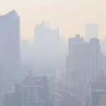 ３月上旬並みの暖かさとなり、遠くがかすんで見える神戸市街地＝２３日午後、神戸市中央区から西を望む（撮影・小林良多）