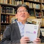 「中川さんが研究室を『楽しい社交場』にしてくれた」と振り返る東浦弘樹さん＝西宮市上ケ原一番町、関西学院大