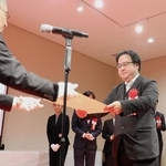 「学術業績賞」を受賞した佐藤徳孝さん＝神戸市長田区二葉町５