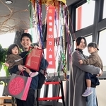 入場５０万人目となった井口周人さん（左から２人目）と家族＝２４日午前、神戸市中央区波止場町、神戸ポートタワー（撮影・斎藤雅志）