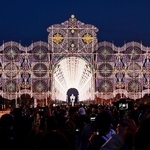 開幕し、続々と見物客が訪れた神戸ルミナリエ＝２４日午後、神戸市中央区波止場町（撮影・大田将之）