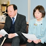 前兵庫県議の竹内英明氏の死去を受け、見解を発表する共産党兵庫県委員会の松田隆彦委員長（左）と庄本悦子県議＝県庁