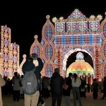 幻想的な光に包まれた神戸ルミナリエの会場＝２４日夜、神戸市中央区加納町６、東遊園地（撮影・笠原次郎）