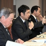 検証結果について説明する永瀬裕朗委員長（中央）ら第三者委員会のメンバー＝２４日午後、神戸市中央区、神戸市役所（撮影・斎藤雅志）