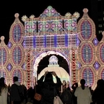 幻想的な光の装飾を見る大勢の見物客＝２４日夜、神戸市中央区加納町６、東遊園地（撮影・笠原次郎）