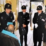 避難所で被災者の話に耳を傾ける「のじぎくパトロール隊」の隊員ら＝１９９５年３月９日、神戸市兵庫区（県警提供）