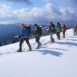 スノーシューを履いて雪山を進む登山会の参加者。厳寒期ならではの景色を満喫できる＝宍粟市千種町