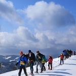 スノーシューを履いて雪山を進む登山会の参加者。厳寒期ならではの景色を満喫できる＝宍粟市千種町