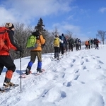 スノーシューを履いて雪山を進む登山会の参加者。厳寒期ならではの景色を満喫できる＝宍粟市千種町