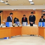 告発文書問題をめぐる兵庫県議会調査特別委員会で亡くなった竹内議員に黙祷する委員ら＝27日午前、神戸市中央区、兵庫県庁（撮影・長嶺麻子）