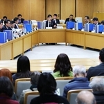 告発文書問題をめぐる兵庫県議会調査特別委員会で調査報告書の取りまとめについて協議する委員ら＝27日午前、神戸市中央区、兵庫県庁（撮影・長嶺麻子）
