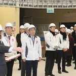 内装や展示の準備が進む関西パビリオンで、兵庫県ゾーン（右奥）などを見渡す施設内を視察する知事ら＝大阪市此花区