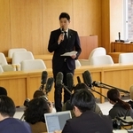 兵庫県議会調査特別委員会の会合を終え、記者の質問に答える奥谷謙一委員長＝２７日午前、神戸市中央区（撮影・長嶺麻子）