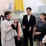 インクルーシブファッションのブランドを立ち上げた高山方肖さん（左端）姉妹と末信公平さん＝大阪市中央区船場中央３