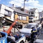 路肩で動けない車両の救援に当たるＪＡＦの職員＝１９９５年、撮影場所不明（ＪＡＦ提供）