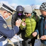 外国人観光客に「白タク」を利用しないように呼びかける姫路署員＝姫路市本町