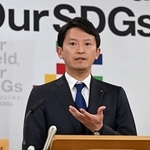 定例会見で報道陣の質問に答える斎藤元彦知事＝２９日午後、兵庫県庁（撮影・風斗雅博）