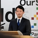 定例会見で報道陣の質問に答える斎藤元彦知事＝２９日午後、兵庫県庁（撮影・風斗雅博）