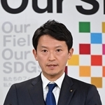 定例会見で報道陣の質問に答える斎藤元彦知事＝２９日午後、兵庫県庁（撮影・風斗雅博）