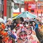 華麗な衣装が見物客を魅了した＝２９日午後、神戸市中央区（撮影・小林良多）