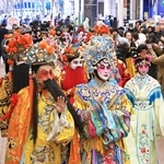 元町商店街を練り歩く中国史人游行の一行＝２９日午後、神戸市中央区（撮影・小林良多）
