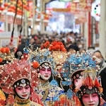 京劇の衣装やメーク姿で元町商店街を練り歩いた中国史人游行の一行＝２９日午後、神戸市中央区（撮影・小林良多））