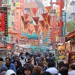 春節祭が始まりにぎわう神戸・元町の中華街「南京町」＝２９日午後、神戸市中央区（撮影・小林良多）