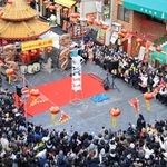 春節祭のイベントを見ようと多くの観光客らが集まった南京町広場＝２９日午後、神戸市中央区（撮影・小林良多）
