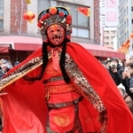 一瞬にして顔が変わる中国の伝統芸能「変臉」＝２９日午後、神戸市中央区（撮影・小林良多）