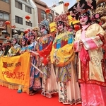 京劇の衣装やメーク姿で登場した中国史人游行の一行＝２９日午後、神戸市中央区（撮影・小林良多）