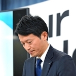 阪神・淡路大震災の犠牲者数を誤って発言したことについて陳謝する兵庫県の斎藤元彦知事＝２９日午後、県庁（撮影・風斗雅博）