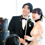 阪神・淡路大震災の日に生まれ、神戸で挙式を行った谷口実桜花さん（右）と夫の卓也さん＝神戸市中央区波止場町
