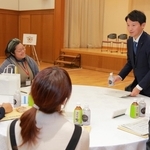 丹波地域の課題などについて住民らと意見を交わす斎藤元彦兵庫県知事（右奥）＝丹波篠山市矢代