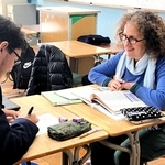 母語指導の時間に、現地の学校の教科書で学ぶ。先生との会話も弾む＝大阪府立長吉高校