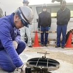 下水道管の緊急点検をする職員＝尼崎市大島１