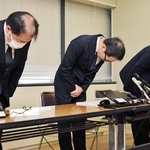 職員による横領を受けて頭を下げる神戸市水道局の幹部ら＝３１日午後、神戸市中央区加納町６