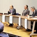 神戸大の藤澤正人学長（左から２人目）らが登壇したシンポジウム＝神戸市中央区港島南町７、神戸大統合研究拠点コンベンションホール