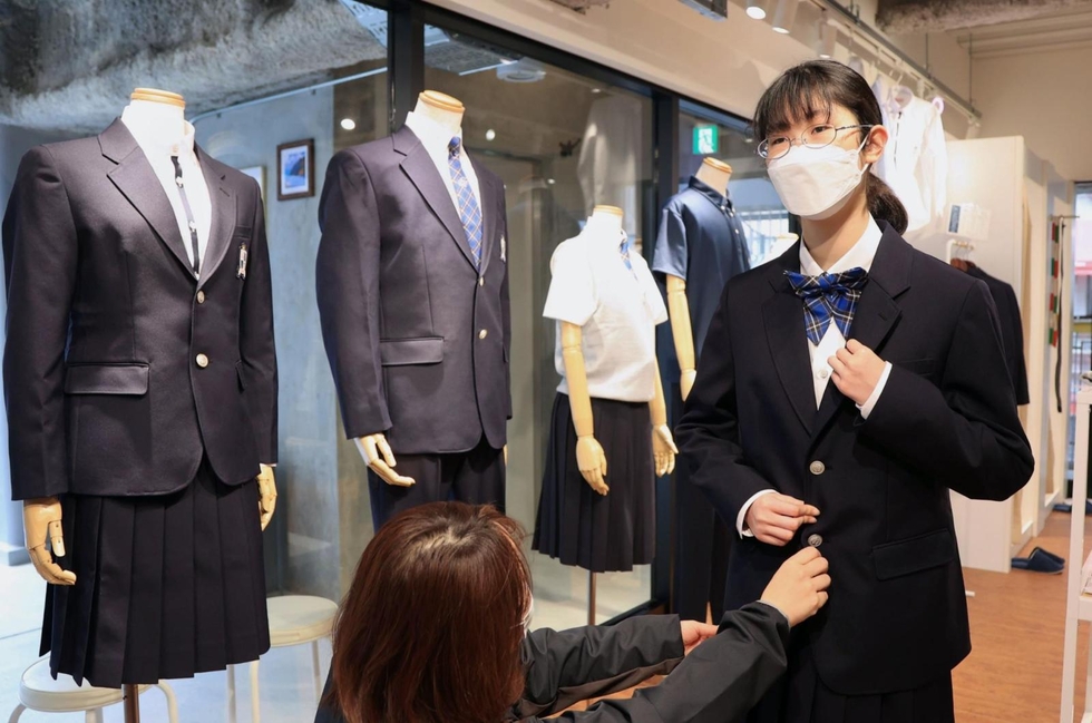 中学校の神戸モデル標準服、売り切れ続出 「安い、かわいい」想定外の