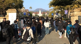 試験会場へと入っていく受験生ら＝１日午前８時４１分、西宮市上ケ原一番町、関西学院大学西宮上ケ原キャンパス