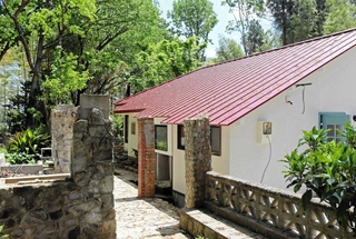 改修後　大石輝一さんのアトリエを改修した母屋。外観や石垣が南仏を感じさせる＝三田市中内神