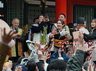 笑顔で豆をまく平祐奈さん（中央）ら＝２日午後、神戸市中央区下山手通１、生田神社（撮影・風斗雅博）