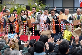 笑顔で豆をまく平祐奈さん（左から３人目）ら＝２日午後、神戸市中央区下山手通１、生田神社（撮影・風斗雅博）